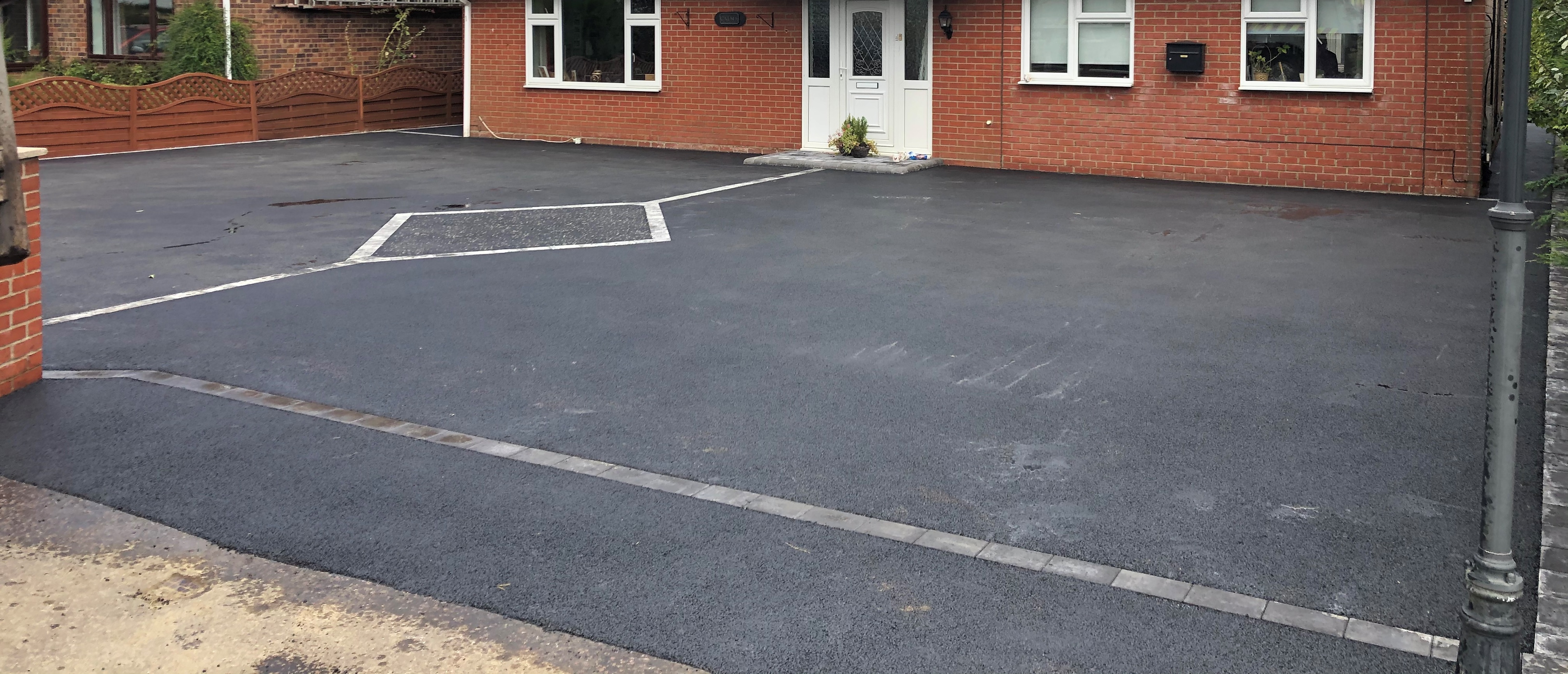 Tarmac is the one of the most economical driveway
surfacing solutions..